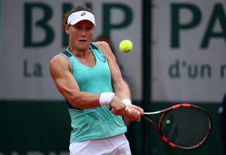 Stosur overpowers Halep to make French quarters