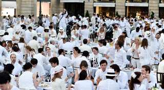 7,000 people gather at world's classiest flash mob in Paris