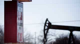 US oil falls to three-week low on inventory gains due to Brexit fears