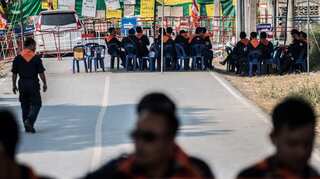 Thailand: Monks and Police engaged in temple turf war