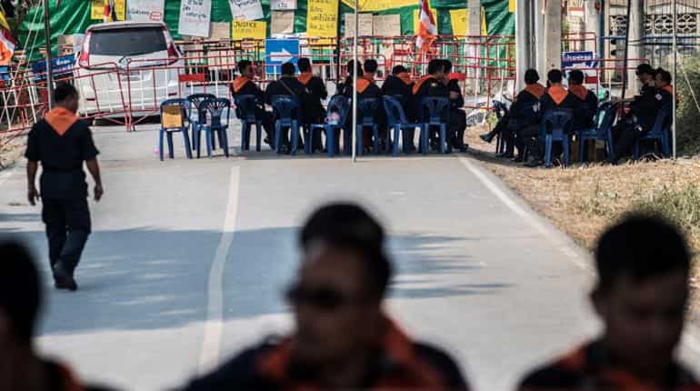 Thailand: Monks and Police engaged in temple turf war