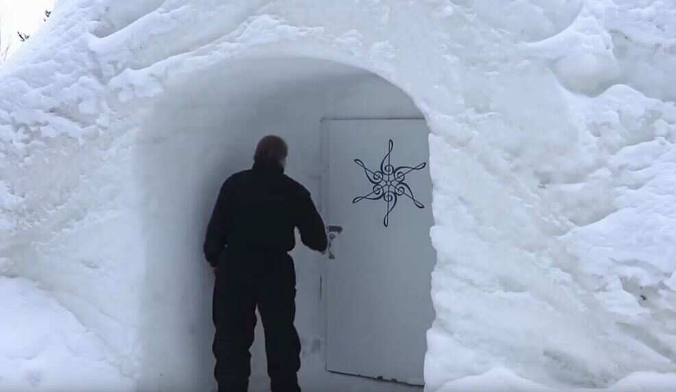 A man isolated himself in the Arctic for 20 years. What he reveals inside this cave is incredible.