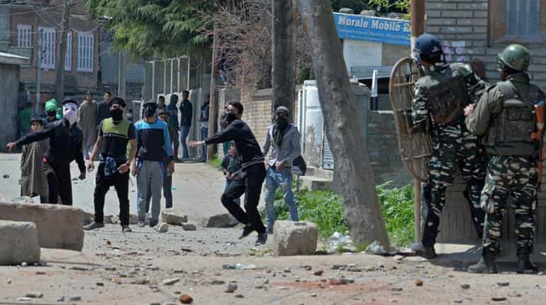 4G and 3G services suspended in Kashmir, Facebook and WhatsApp likely to be banned 4G and 3G services suspended in Kashmir, Facebook and WhatsApp likely to be banned