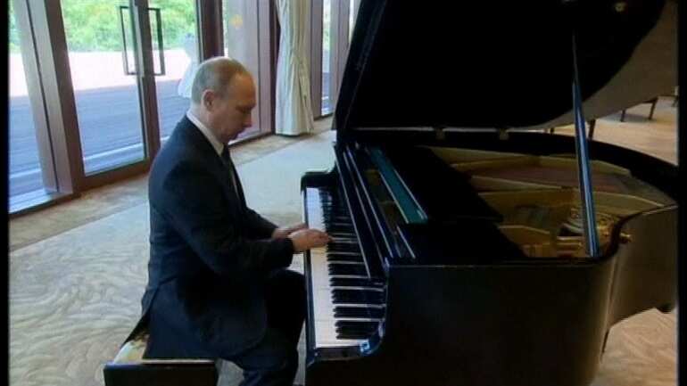 As he awaits talks with China's Xi, Putin plays piano