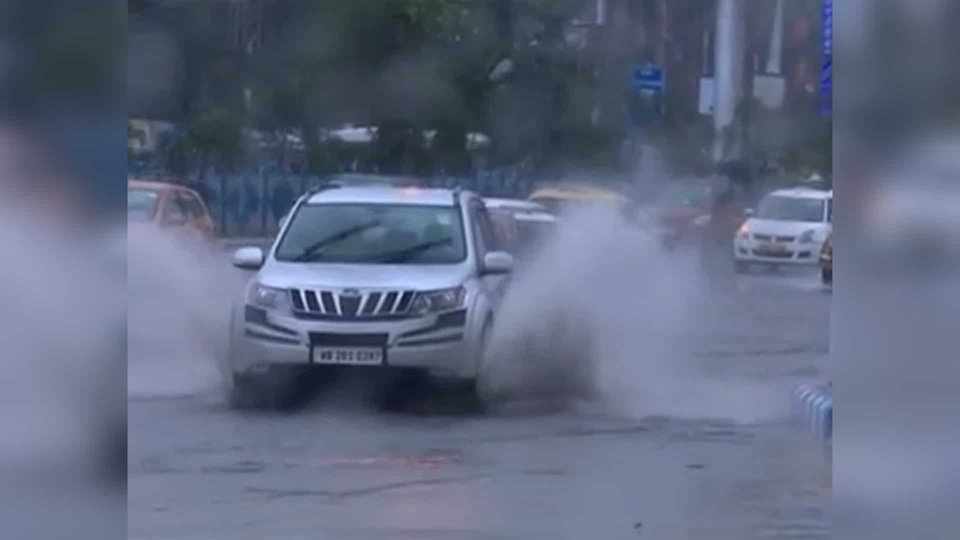 Watch: Heavy rain in south Bengal, Met department predicts more rain ahead Watch: Heavy rain in south Bengal, Met department predicts more rain ahead