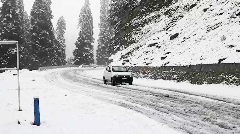 Watch: Heavy snowfall in J&K; rains expected in Delhi-NCR Watch: Heavy snowfall in J&K; rains expected in Delhi-NCR