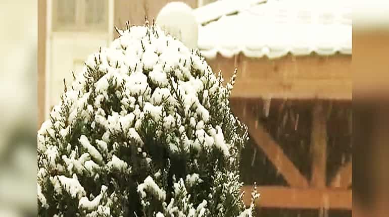 Watch: Heavy snowfall in J&K, Jammu-Srinagar national highway closed Watch: Heavy snowfall in J&K, Jammu-Srinagar national highway closed