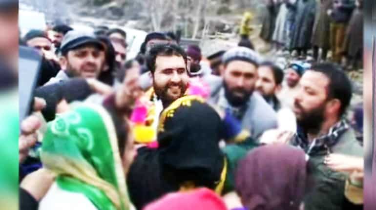 Watch: J&K resident Syed Hamid Bukhari cracks IAS exam, village erupts in joy Watch: J&K resident Syed Hamid Bukhari cracks IAS exam, village erupts in joy