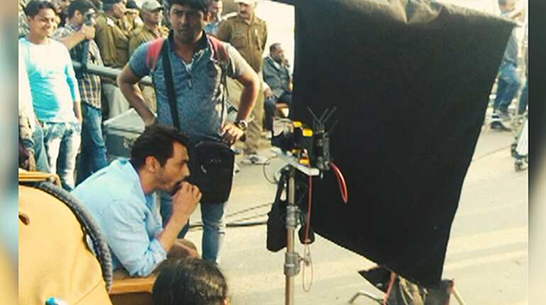 Watch: Bollywood actor Arjun Rampal caught smoking in public, fined Rs 200 Watch: Bollywood actor Arjun Rampal caught smoking in public, fined Rs 200