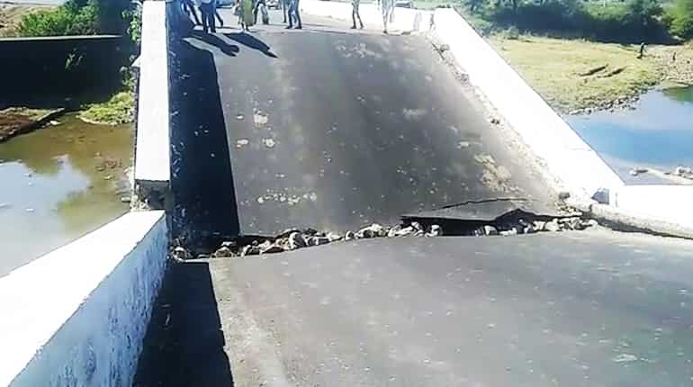 Madhya Pradesh: Bridge in Ramnagar breaks into two
