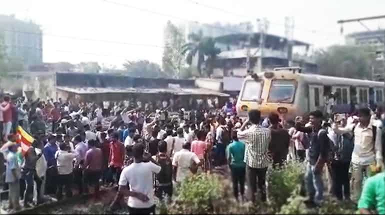 Watch: Protesters in Chembur disrupt traffic over Bhima Koregaon clash Watch: Protesters in Chembur disrupt traffic over Bhima Koregaon clash