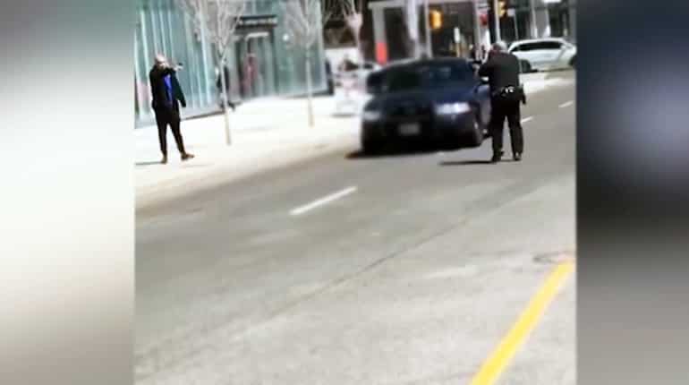 'Kill me,' shouted Toronto van attacker, pointing gun at cop. But the officer didn't shoot 'Kill me,' shouted Toronto van attacker, pointing gun at cop. But the officer didn't shoot