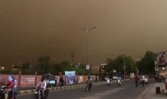 Duststorm in Delhi overnight, flights delayed; IMD predicts rain & thunder showers in North India Duststorm in Delhi overnight, flights delayed; IMD predicts rain & thunder showers in North India