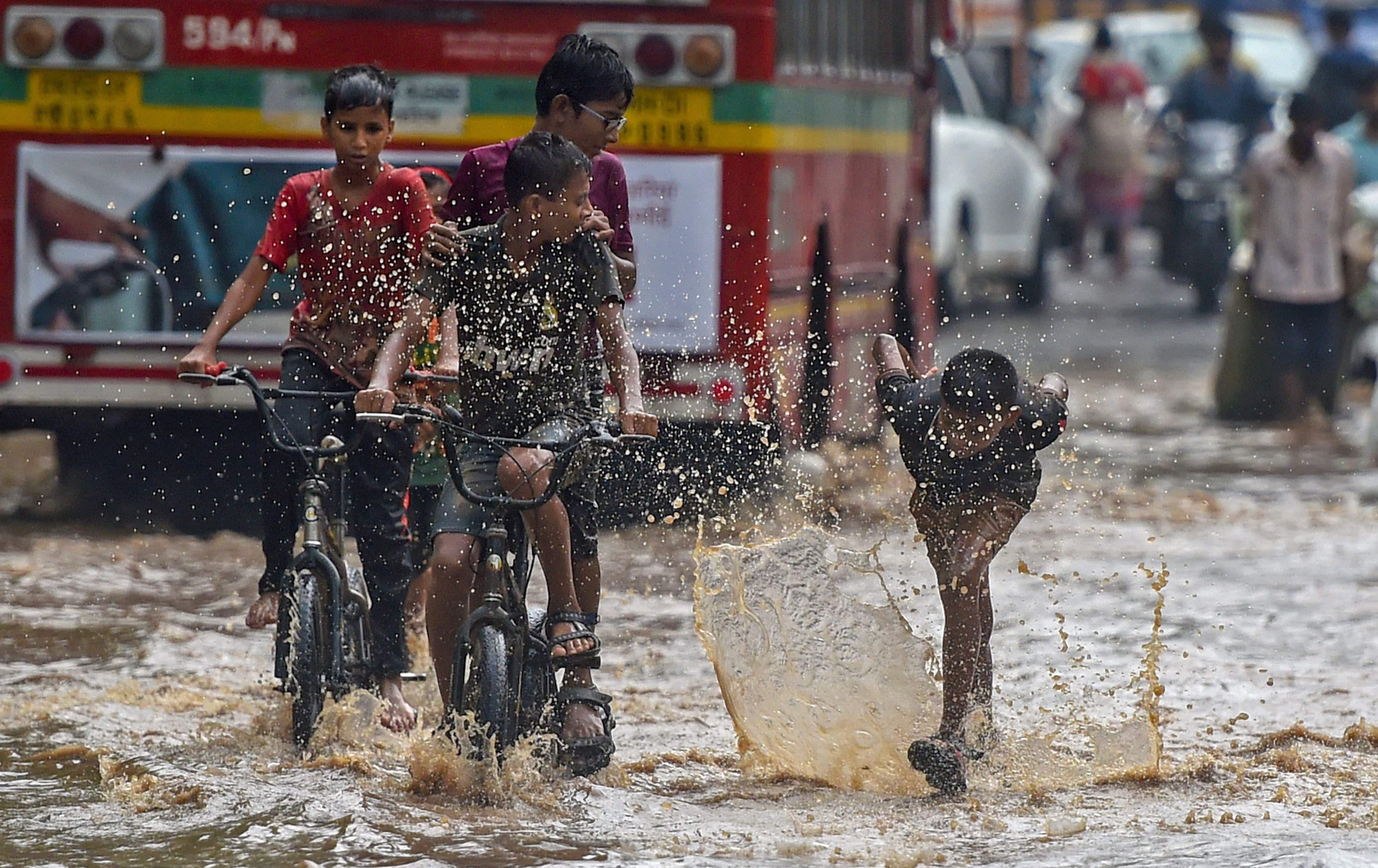 Heavy rains lash Mumbai again; flights cancelled Heavy rains lash Mumbai again; flights cancelled
