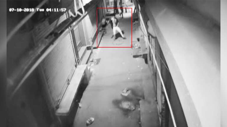 Delhi: Thief dances, break into shops, caught on camera