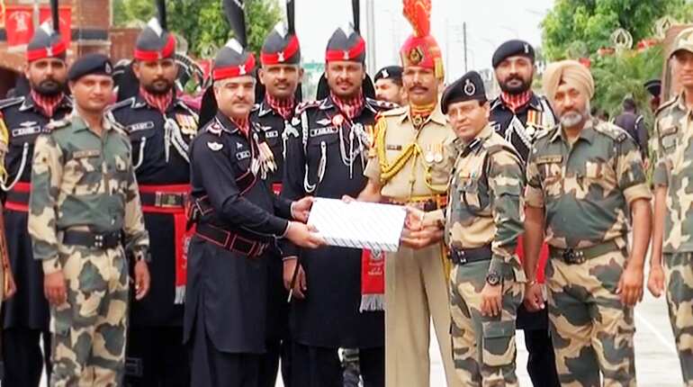 On their Independence Day, Pakistan Rangers offer sweets to India's BSF