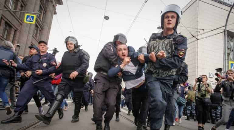 Russian police detain eight at Navalny protests in far east Russian police detain eight at Navalny protests in far east