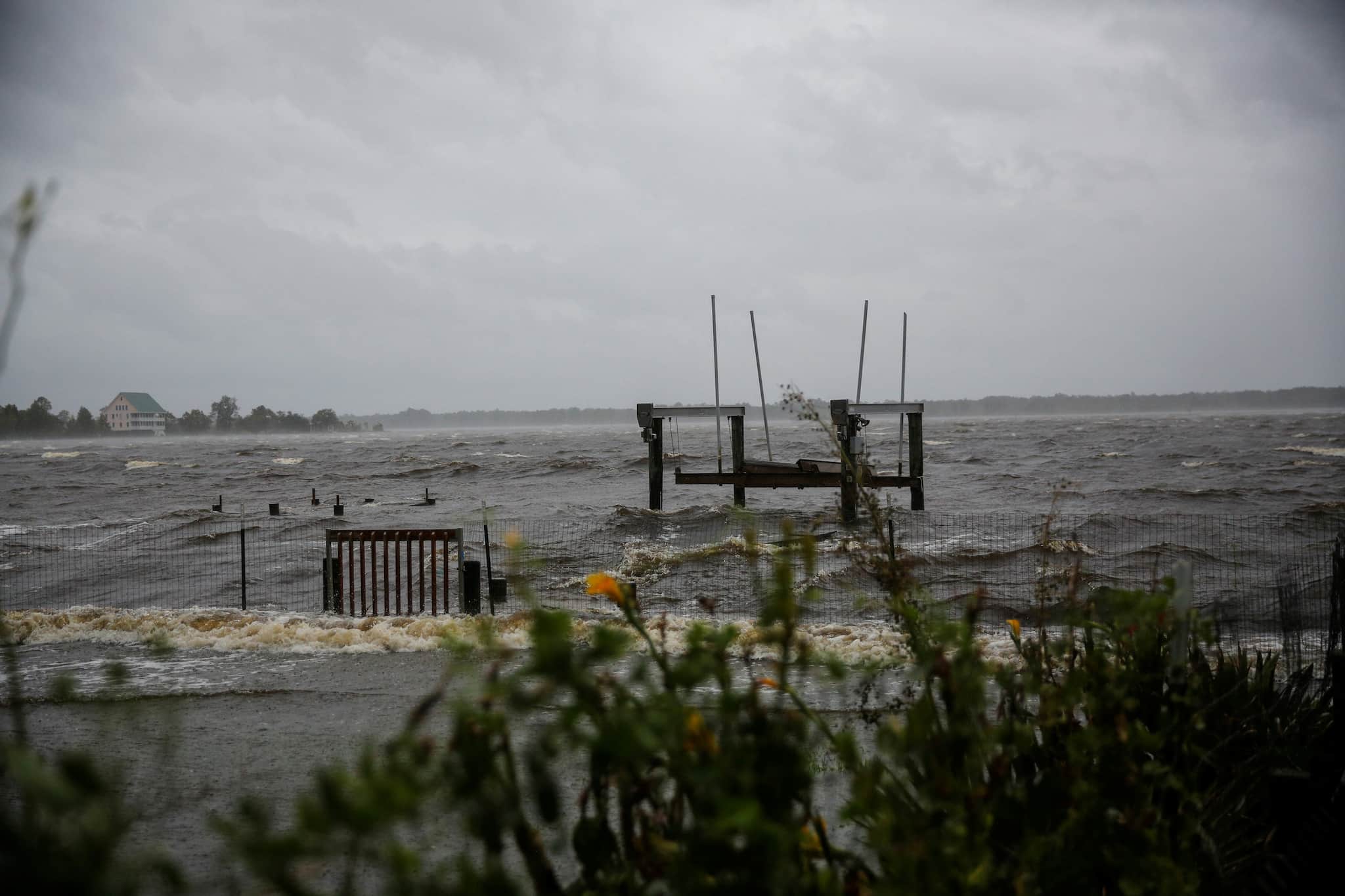 Hurricane Florence lashes North Carolina with heavy rain, floods ...