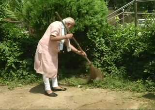 Watch: Modi launches Swachhata hi seva movement, picks up broom, interacts with students