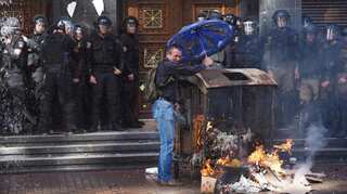 Thousands protest Ukraine leader's peace plan