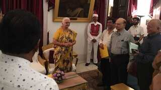 Congress meets Goa Governor, demands floor test by BJP-led govt