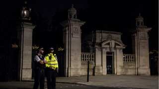 Armed man arrested outside Buckingham Palace