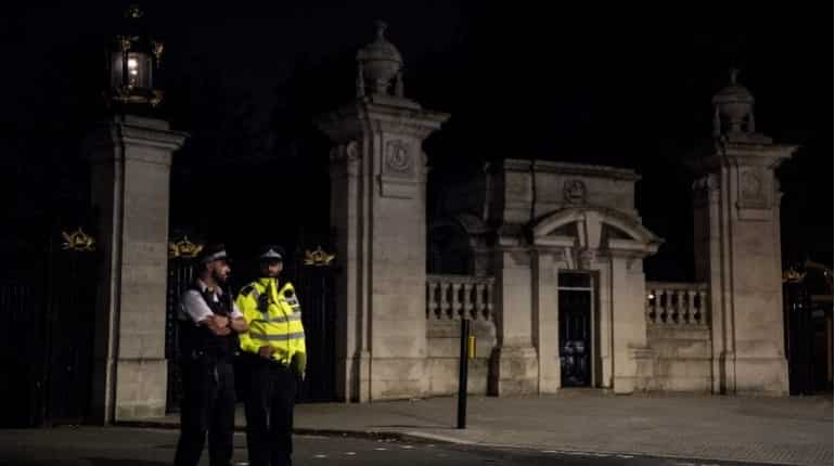 Armed man arrested outside Buckingham Palace
