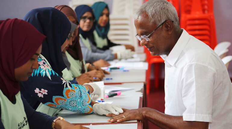 Opposition candidate takes early lead in Maldives Presidential election