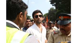 Ranbir and Rishi Kapoor join for Ganesh visarjan as RK Studio celebrates the festival one last time