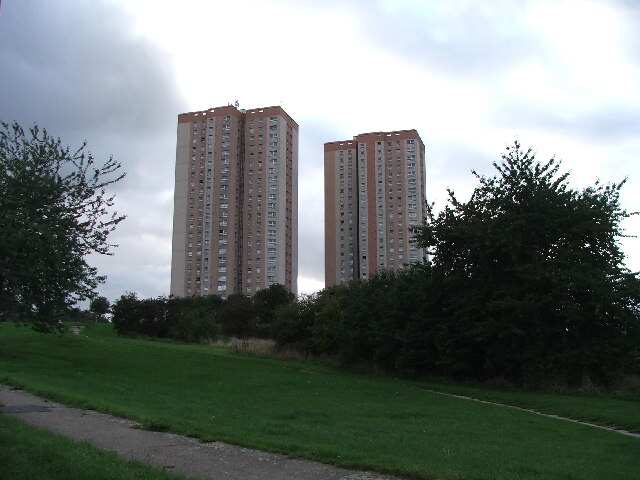 UK: Massive fire breaks out at the Cottingley Towers in Leeds