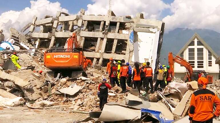 Indonesian search teams continue to look for missing at collapsed hotel