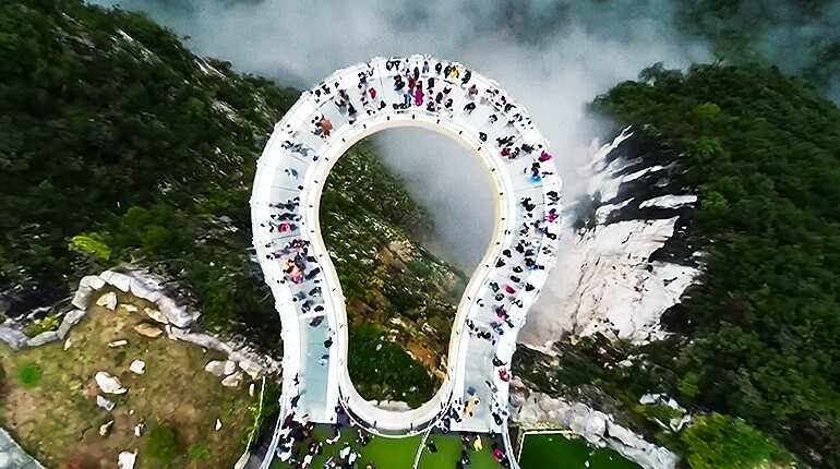 Terrifying glass skywalk in China offers breathtaking special effects