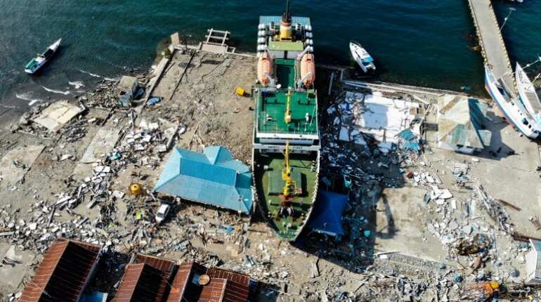 Indonesia: Warship evacuates hundreds from quake-struck Palu Indonesia: Warship evacuates hundreds from quake-struck Palu