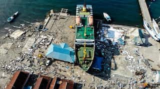 Indonesia: Warship evacuates hundreds from quake-struck Palu