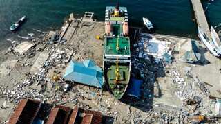 Indonesia: Warship evacuates hundreds from quake-struck Palu