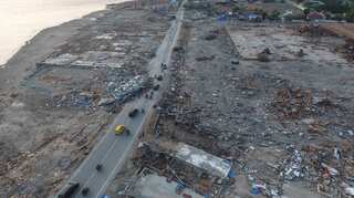 Foreign aid picks up for Indonesia's desperate quake survivors