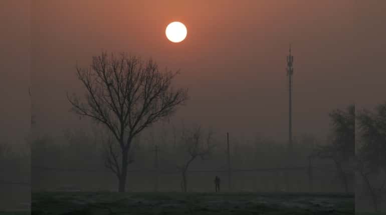 Ten cities in China's Hebei issue smog alerts, including top steel producer