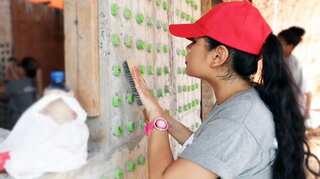 Environmental groups use discarded plastic bottles to build houses in Panama
