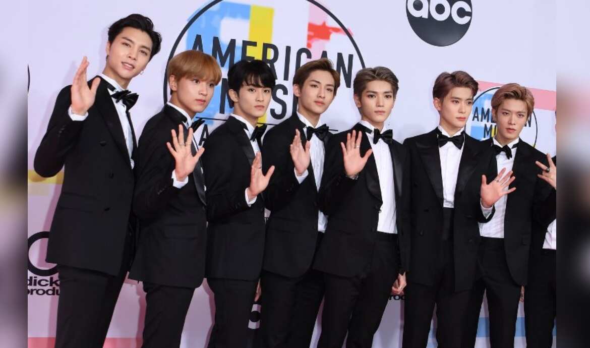 Hollywood stars at American Musical Awards