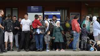 Germany extends Austria border controls over migrants