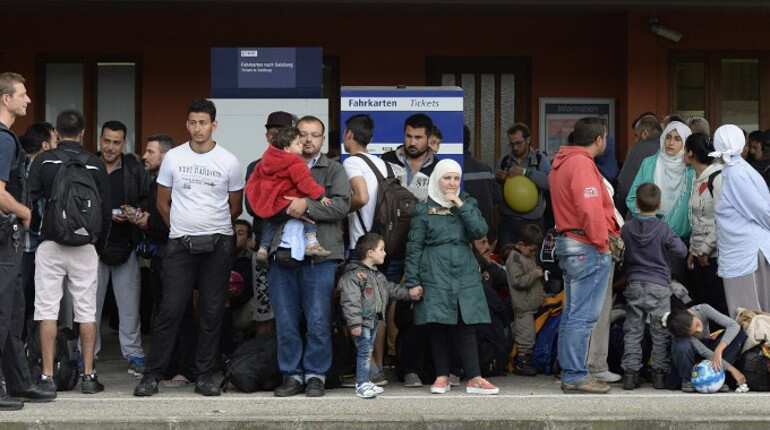 Germany extends Austria border controls over migrants