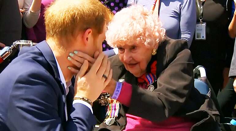 Thousands welcome Prince Harry and pregnant wife Meghan at Sydney Opera House