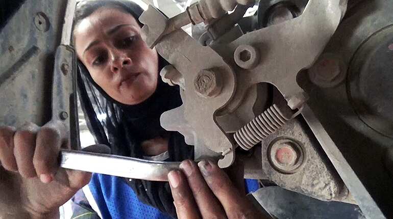 Female car mechanic drives change in patriarchal Pakistan