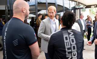 Australia: Prince Harry goes to Fraser island, Meghan takes a break