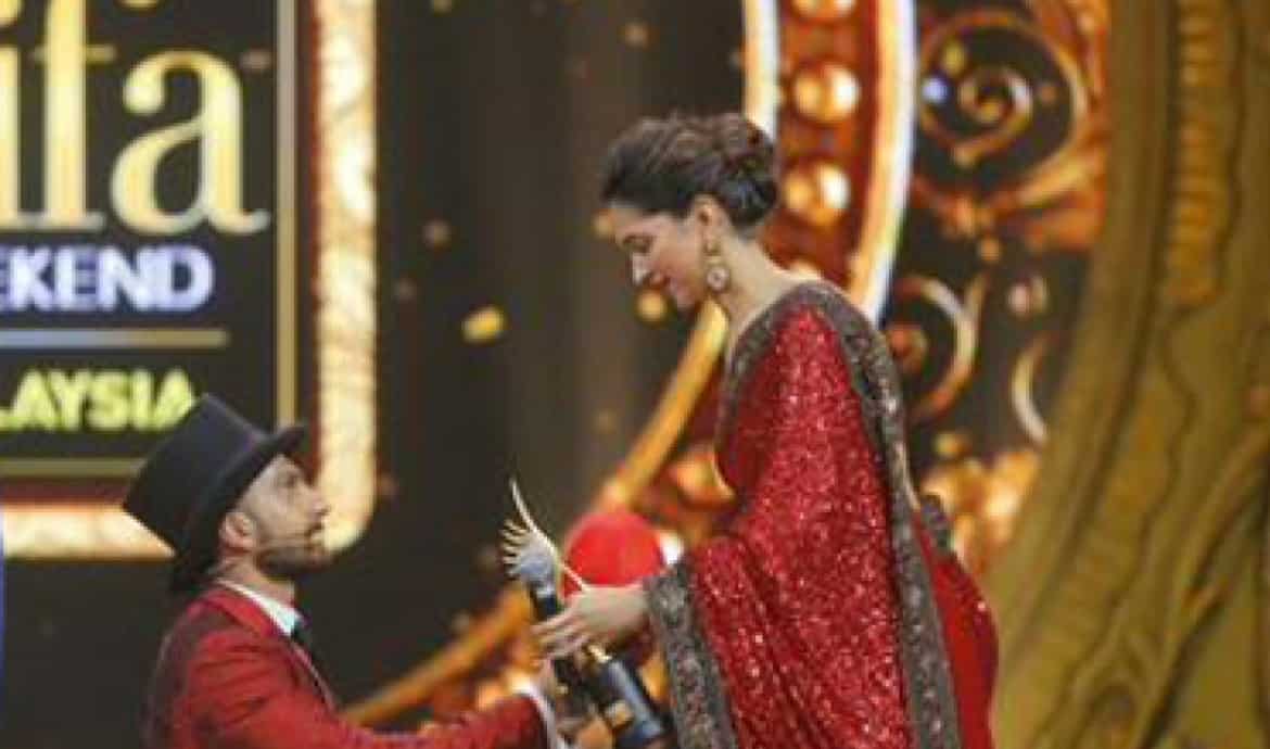 Ranveer bends down on one knee for Deepika