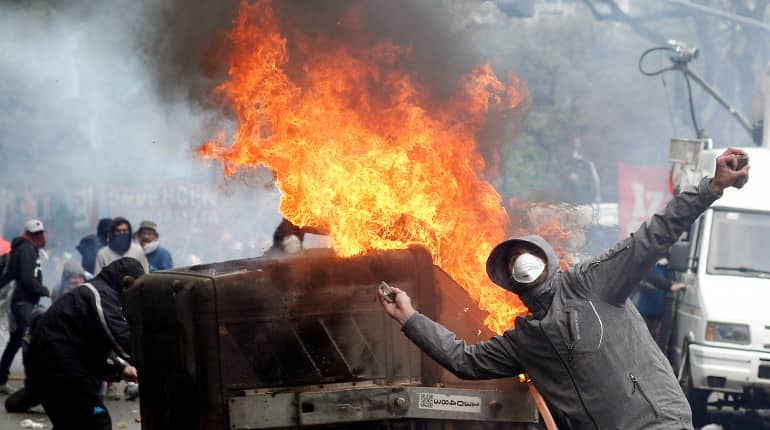 Argentine police fire rubber bullets at anti-austerity protesters