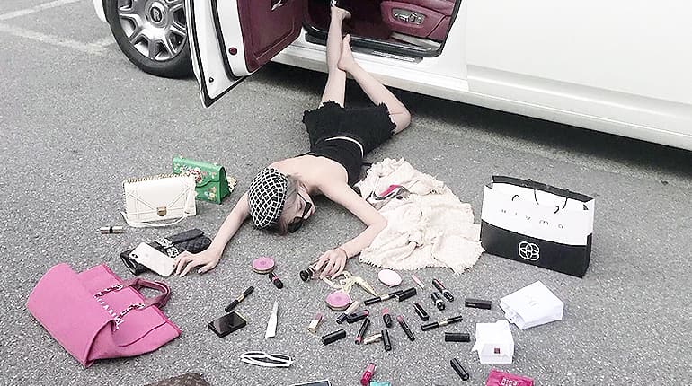 Show me the money: Wealth-flaunting meme goes viral in China