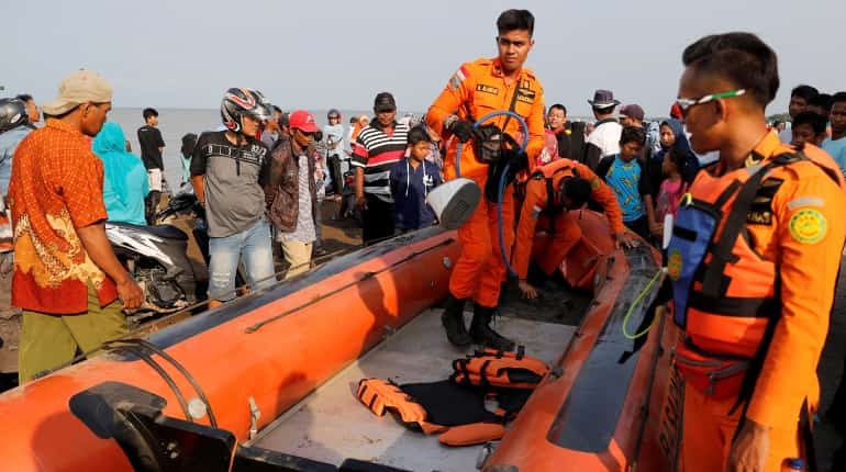 Lion Air plane crash: Body parts found as rescue agency says ‘likely’ all 189 aboard crashed jet dead Lion Air plane crash: Body parts found as rescue agency says ‘likely’ all 189 aboard crashed jet dead