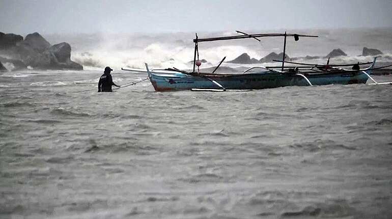 Video: Thousands evacuated as Typhoon Yutu strikes Philippines Video: Thousands evacuated as Typhoon Yutu strikes Philippines