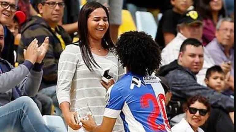 Watch: Venezuela striker celebrates goal by proposing to girlfriend in the stands Watch: Venezuela striker celebrates goal by proposing to girlfriend in the stands
